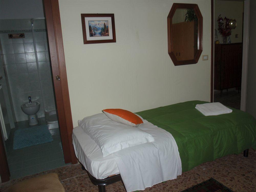 A Casa Doina Airport2 Bed and Breakfast Pisa Buitenkant foto